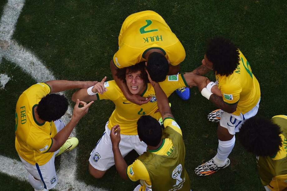 Los brasileños celebran la clasificación a cuartos, al derrotar ayer en la tanda de los penaltis a Chile. / AFP