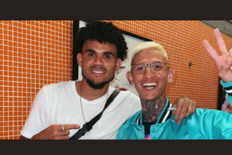 Luis Díaz, el atacante del Liverpool, está de vacaciones. Una de sus paradas fue Medellín, en donde se movió a ritmo de reguetón junto a varios famosos de las redes sociales.