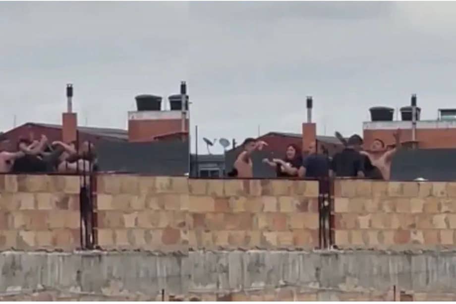 El conflicto se habría originado cuando el padre de la familia, presuntamente en estado de embriaguez, atacó con un arma cortopunzante a uno de sus hijos en medio de una discusión,