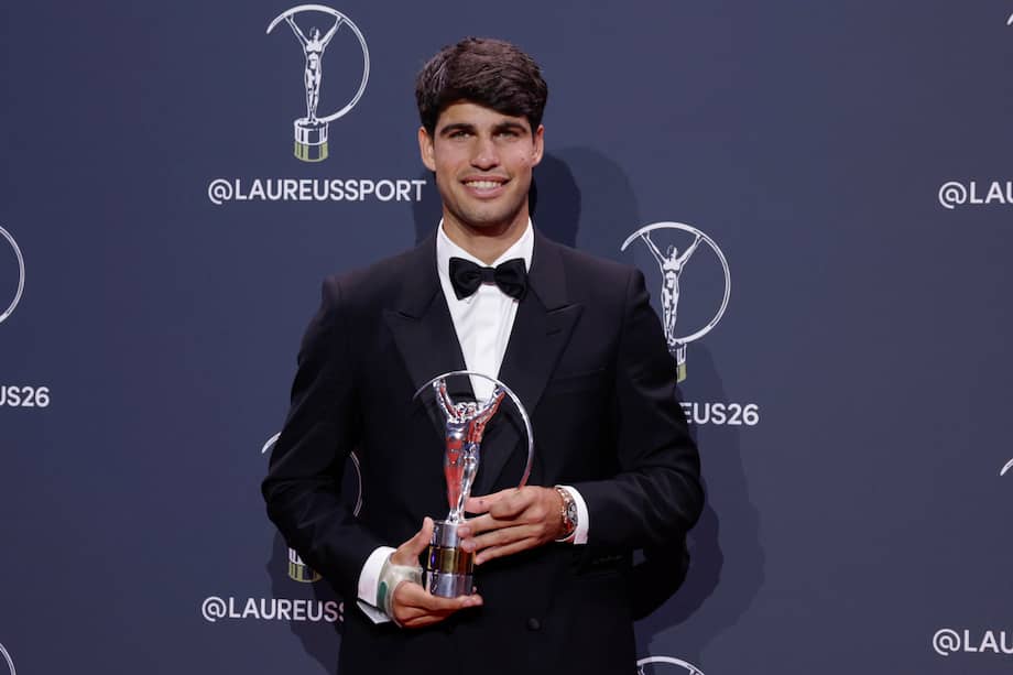 El tenista español Carlos Alcaraz posa con el galardón de Deportista del Año durante la gala de los premios Laureus World Sport 2026, los galardones más prestigiosos del deporte internacional, este lunes 20 de abril en el Palacio de Cibeles de Madrid, España.