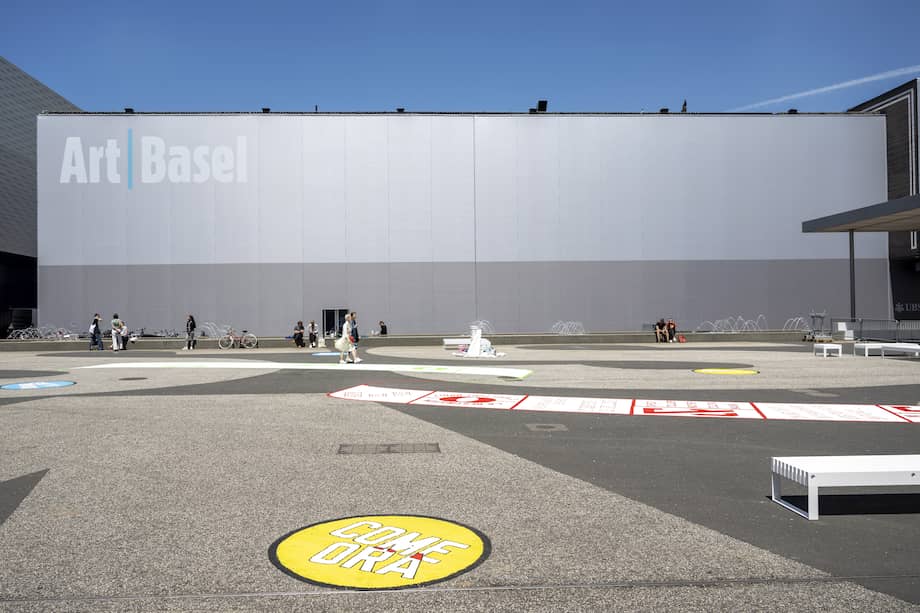 La escultura interactiva 'Fuera de la vista' (2016) del artista estadounidense Lawrence Weiner está en exhibición en la plaza frente a la exposición internacional de arte Art Basel, en Basilea, Suiza, el 13 de junio de 2022. La Art Basel 2022 se realizará del 16 al 19 de junio. EFE/EPA/GEORGIOS KEFALAS