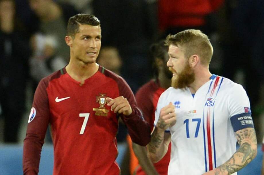 Ronaldo (izquierda) en compañía del capitán de la selección islandesa Aron Gunnarsson al término del encuentro. /EFE