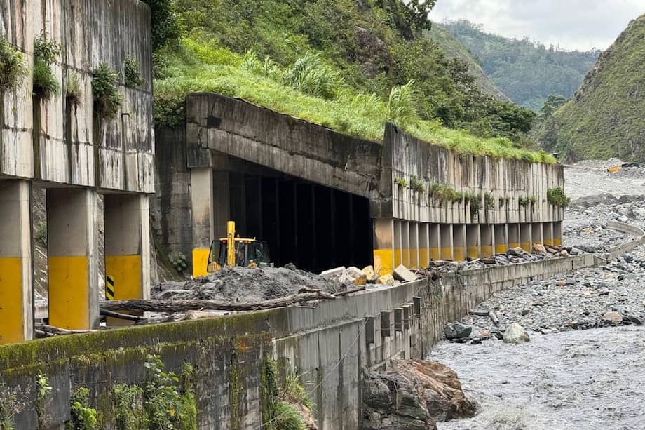 La desembocadura de la quebrada Estaquecá en el río Negro y el acceso a los túneles falsos a la altura del K46+700.