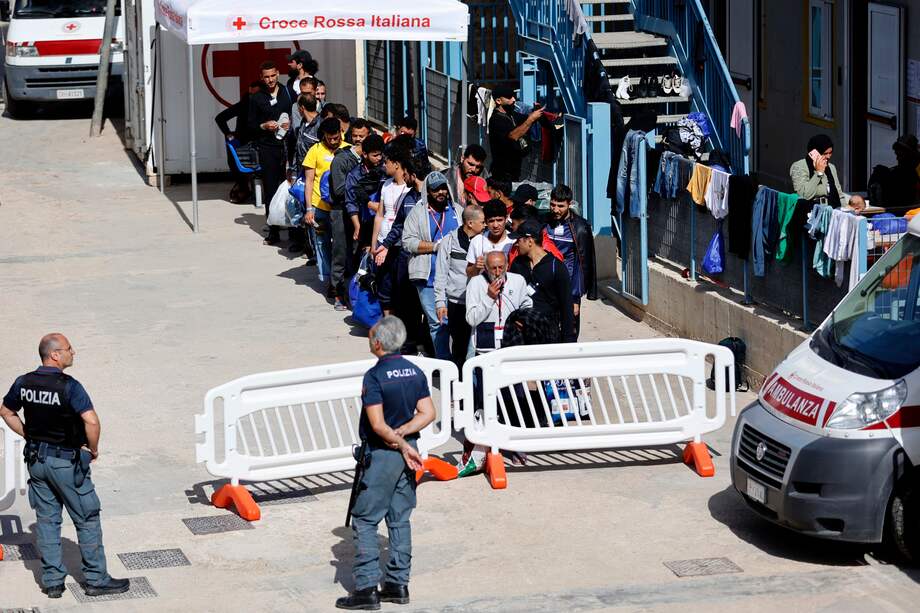 Migrantes en el centro de acogida de la isla italiana de Lampedusa.