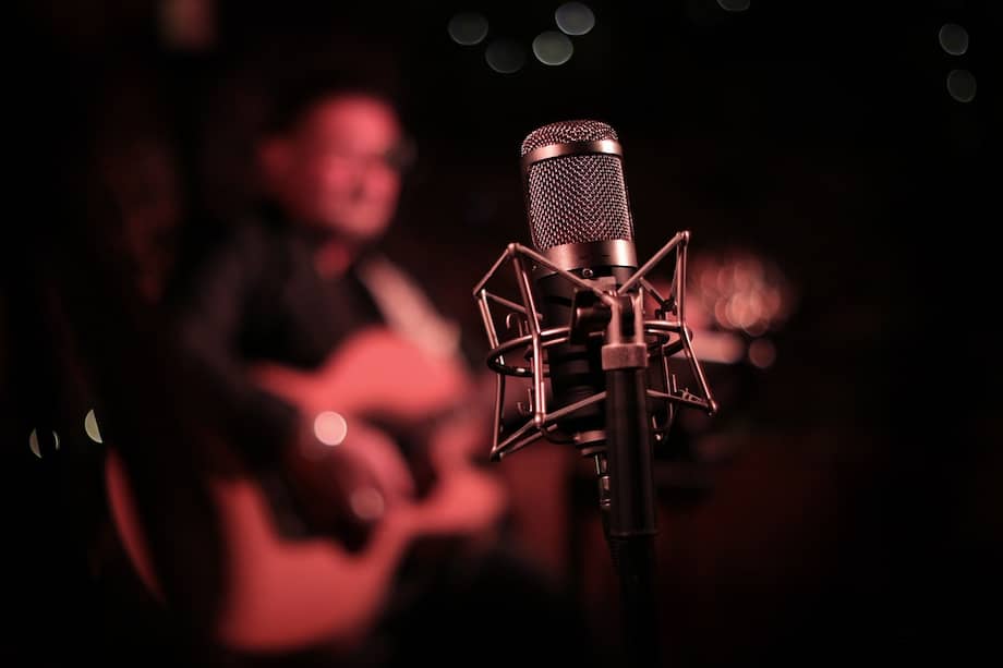 La cantante creada con IA, Lolita Cercel, ha sido criticada por tomar influencia de las comunidades romanís.