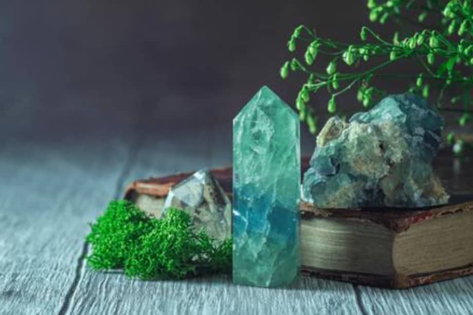 TAURO: Aboga por el buen uso de las palabras para nombrar lo que pasa y también las emociones. Que las palabras salgan del fondo y derrumben muros de contención. Usted es consciente de lo que dice y dicen los demás, de la importancia de las palabras que según Roberto Burgos: “Son como las monedas: mientras más se usan menos valen y nadie sabe qué nombran, qué quieren decir”.