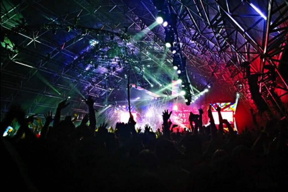 En los festivales de música electrónica se usa con frecuencia la luz estroboscópica.
/ Pixabay