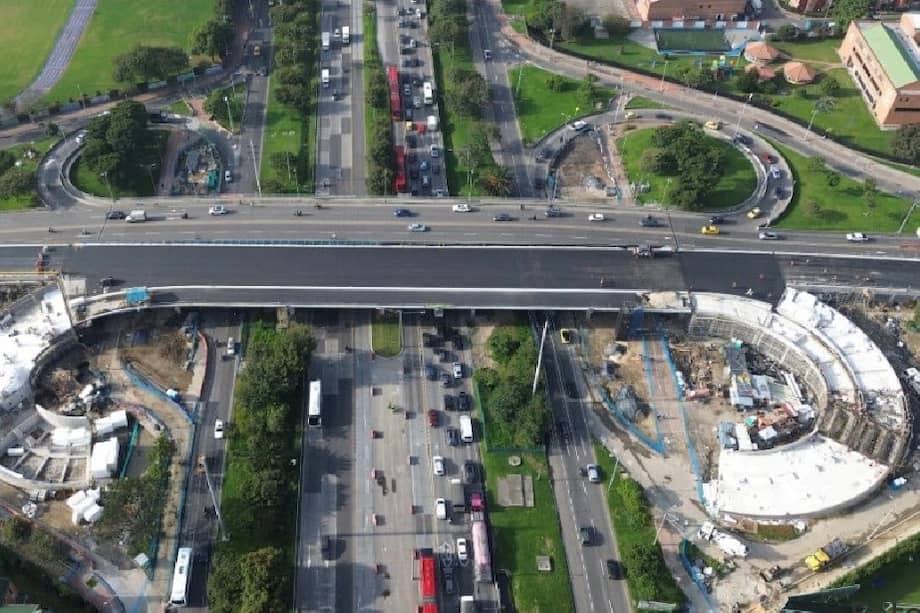 El puente de la calle 153 con Autopista Norte ya supera el 98 % de ejecución y avanza hacia su entrega este mes.