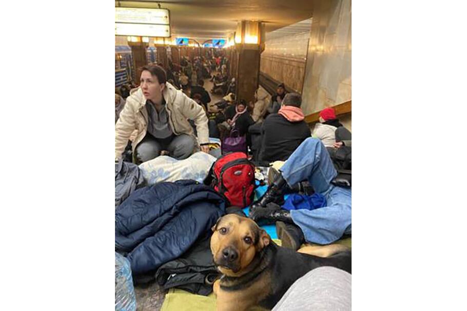 Imagen tomada en una estación de metro.