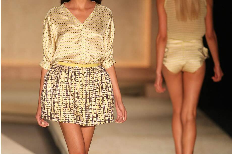 Policía de Pekín pide a las mujeres no llevar minifalda en el metro