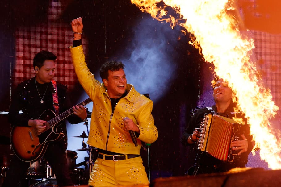 AME4602. BOGOTÁ (COLOMBIA), 29/08/2025.- El cantante colombiano Silvestre Dangond se presenta como parte de su gira 'El último baile tour' este viernes, en Bogotá (Colombia). EFE/ Mauricio Dueñas Castañeda