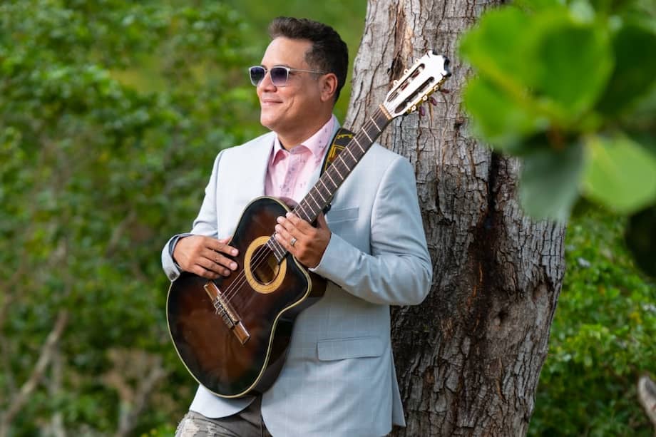 Durante varios años, Javi Quiñones cantó con el Conjunto Chaney, Costa Brava de
Puerto Rico y la Orquesta de Johnny Torruella, además de grupos folclóricos como los Pleneros de Ponce, Ballet Folclórico Bambalué y los Guayacanes de San Antón, entre otros.