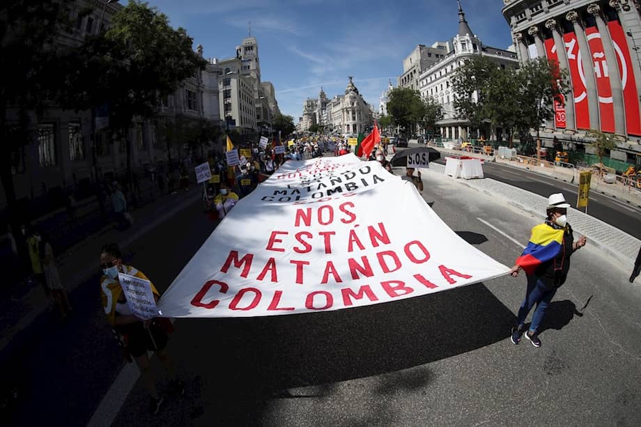 La marcha la abrían una gran pancarta en la que se leía "Nos están matando" y una larga bandera colombiana con el lema "Colombia por la paz y la unidad".