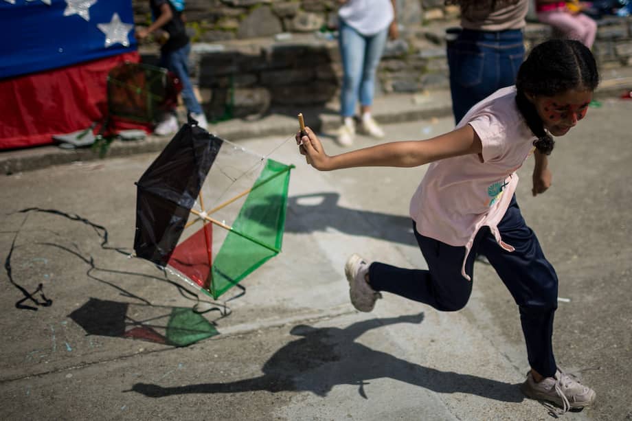 Una niña vuela una cometa durante un homenaje a los niños de Palestina este miércoles, en Caracas (Venezuela).