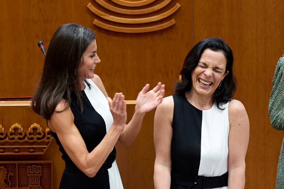 ¡El mismo vestido! Reina Letizia entregó premio a mujer vestida igual a ella. Letizia Ortiz.