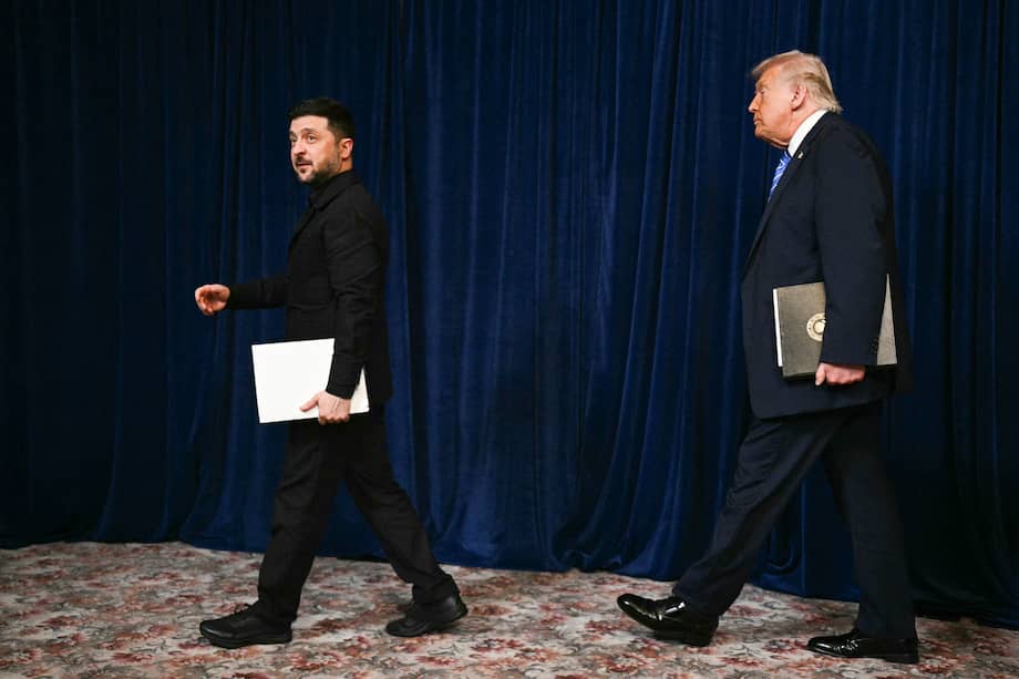 El presidente ucraniano, Volodymyr Zelensky, y el presidente estadounidense, Donald Trump, llegan a una conferencia de prensa tras las conversaciones en la residencia de Trump en Mar-a-Lago, Palm Beach, Florida, el 28 de diciembre de 2025.