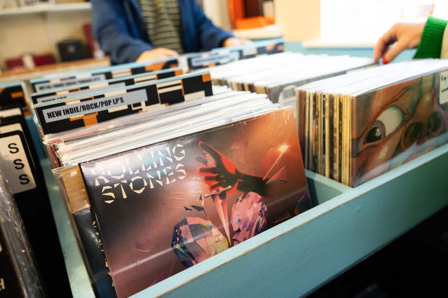 Una copia del nuevo álbum de The Rolling Stones, 'Hackney Diamonds', se exhibe en una tienda de discos en York, Gran Bretaña.