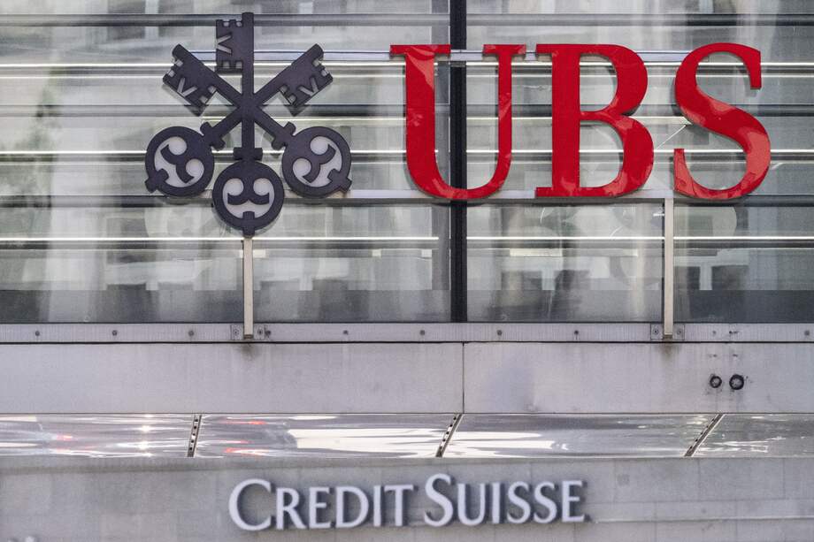 Los dos logotipos de los bancos UBS y Credit Suisse en Zúrich, Suiza.