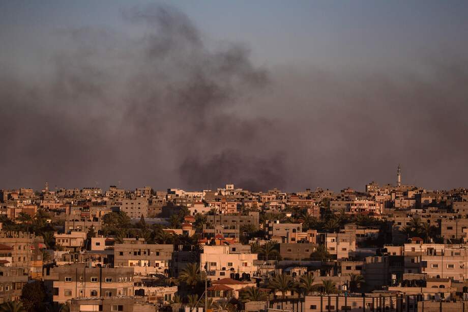 El humo se eleva tras un ataque aéreo israelí en Rafah, al sur de la Franja de Gaza.