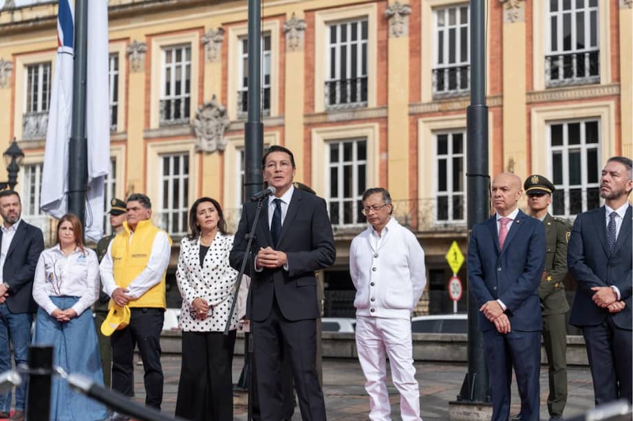 El registrador Hernán Penagos y presidente Gustavo Petro abrieron urnas este 31 de mayo para votar la primera vuelta presidencial.