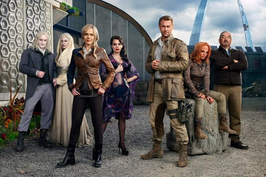 El mundo ya no es un lugar seguro y algunos humanos y otras especies se han parapetado en la que fuera la ciudad estadounidense de San Luis, llamada ahora Defiance, para protegerse de las amenazas exteriores. / Efe