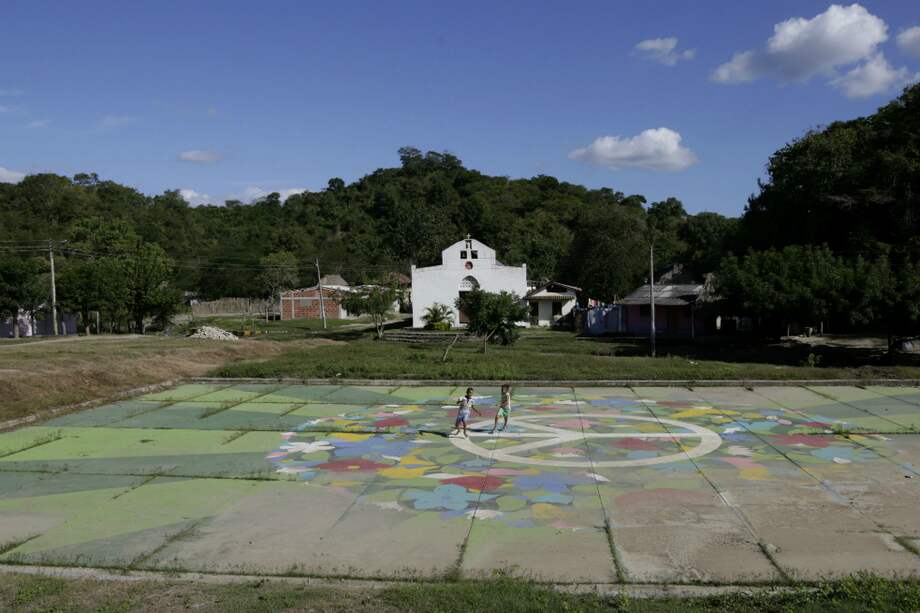 Entre el 16 y el 21 de febrero de 2000, grupos paramilitares incursionaron en el corregimiento de El Salado y perpetraron una masacre que dejó más de 60 personas asesinadas. / EFE