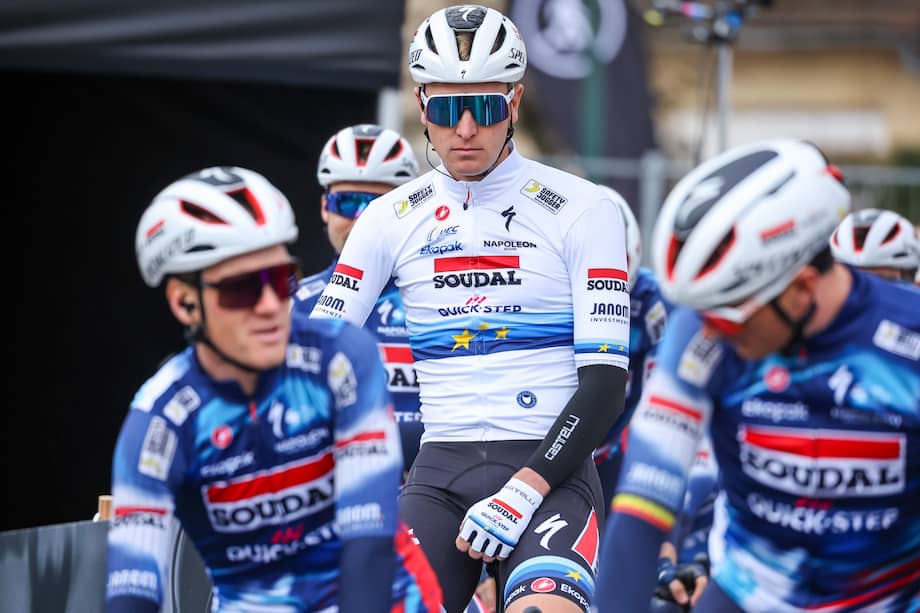 El belga Tim Merlier (centro), cumplió con los pronósticos y ganó la primera etapa de la París-Niza 2025. EFE/EPA/CHRISTOPHE PETIT TESSON