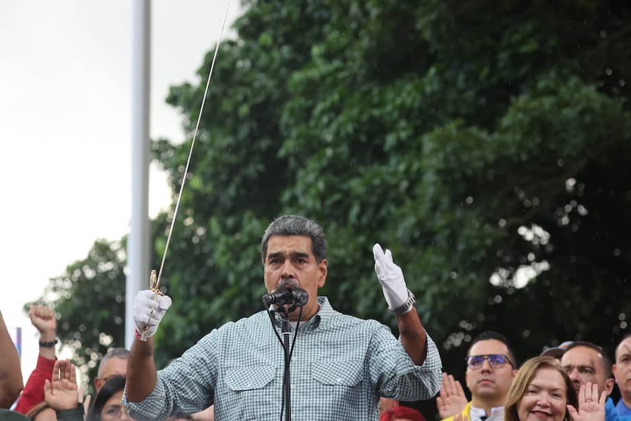 AME4032. CARACAS (VENEZUELA), 28/08/2024.- El presidente de Venezuela, Nicolás Maduro, sostiene la espada del héroe venezolano Simón Bolívar este miércoles, en Caracas (Venezuela). Maduro pidió al mundo respetar su victoria en las elecciones del 28 de julio, que no ha sido reconocida por numerosos países, toda vez que la principal coalición opositora, la Plataforma Unitaria Democrática (PUD), denunció fraude y se dice victoriosa en la contienda. EFE/ Miguel Gutiérrez