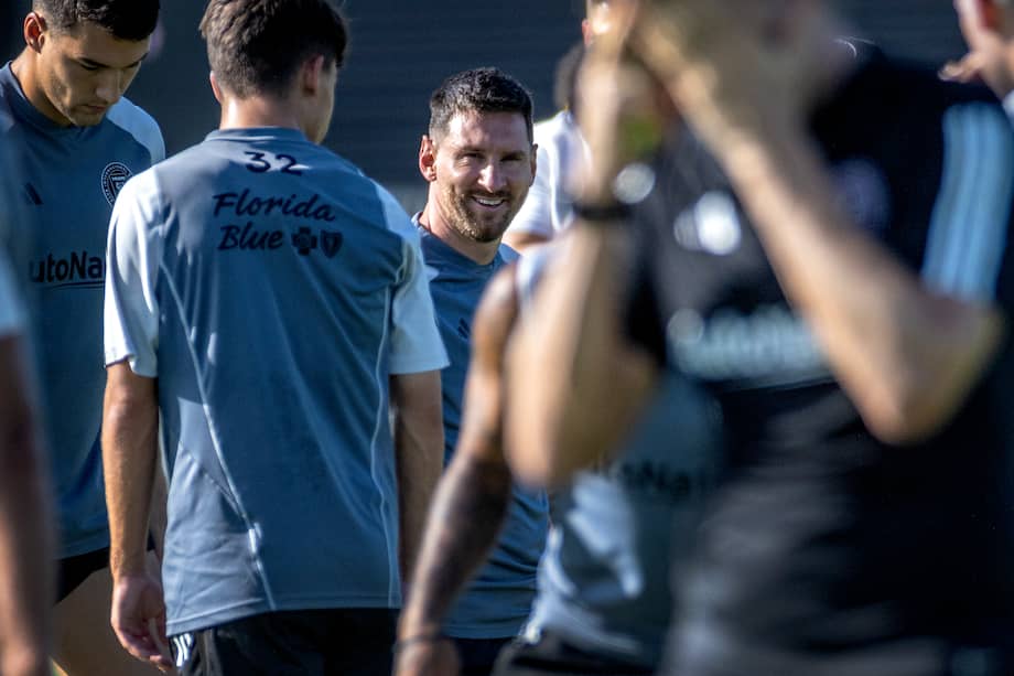 El futbolista argentino Lionel Messi (cent.) asistió a su primera sesión de entrenamiento del Inter Miami CF en el Florida Blue Training Center en Fort Lauderdale, Florida, EE. UU., el 18 de julio de 2023.