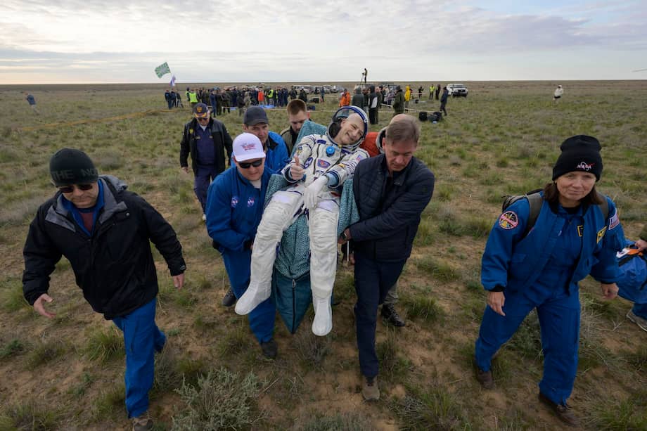 Don Pettit siendo llevado a una tienda médica poco después de que él, y los cosmonautas de Roscosmos Alexey Ovchinin e Ivan Vagner aterrizaran en su cápsula espacial Soyuz MS-26 cerca de la ciudad de Zhezkazgan, Kazajstán, 20 de abril de 2025. (Kazajstán) EFE/EPA/BILL INGALLS / NASA / HANDOUT HANDOUT EDITORIAL USE ONLY/NO SALES