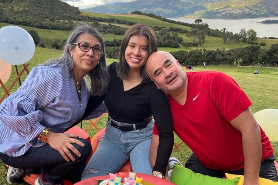 Tatiana Hernández acompañada de sus padres durante su cumpleaños: Lucy Díaz (I) y Carlos Hernández (D).