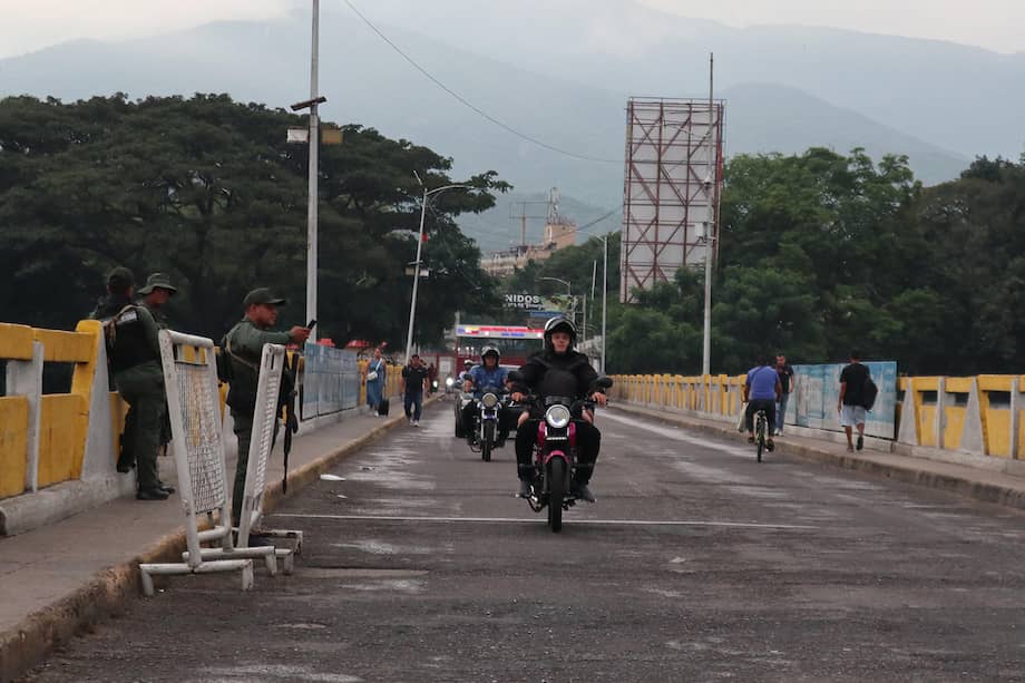 Integrantes de la Guardia Nacional Bolivariana (GNB) prestan guardia este sábado del lado venezolano sobre puente internacional Simón Bolívar que une a las ciudades de Cúcuta y Villa del Rosario (Colombia) con las ciudades de San Antonio y San Cristóbal del Estado Táchira (Venezuela).