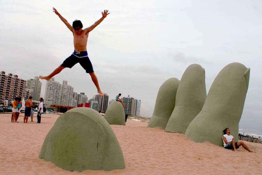 La obra "Los dedos" fue hecha por el artista chileno Mario Irarrázabal durante el verano de 1981, en Punta del Este. / EFE