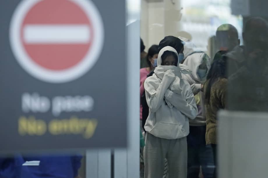 Ciudadanas colombianas deportadas de Estados Unidos llegan al aeropuerto internacional El Dorado.