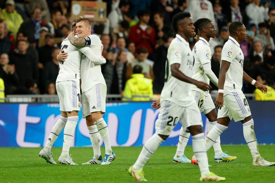 Los jugadores del Real Madrid, el uruguayo Fede Valverde (i) y el alemán Toni Kroos celebran el tercer gol del equipo madridista durante la jornada 11 de primera división que han disputado hoy sábado frente al Sevilla en el estadio Santiago Bernabéu, en Madrid.