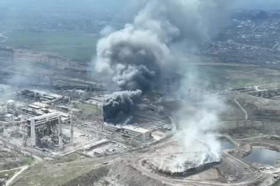 Humo saliendo de la planta de acero de Azovstal durante los ataques aéreos en Mariupol, este de Ucrania, el 18 de abril (publicado el 19 de abril de 2022).