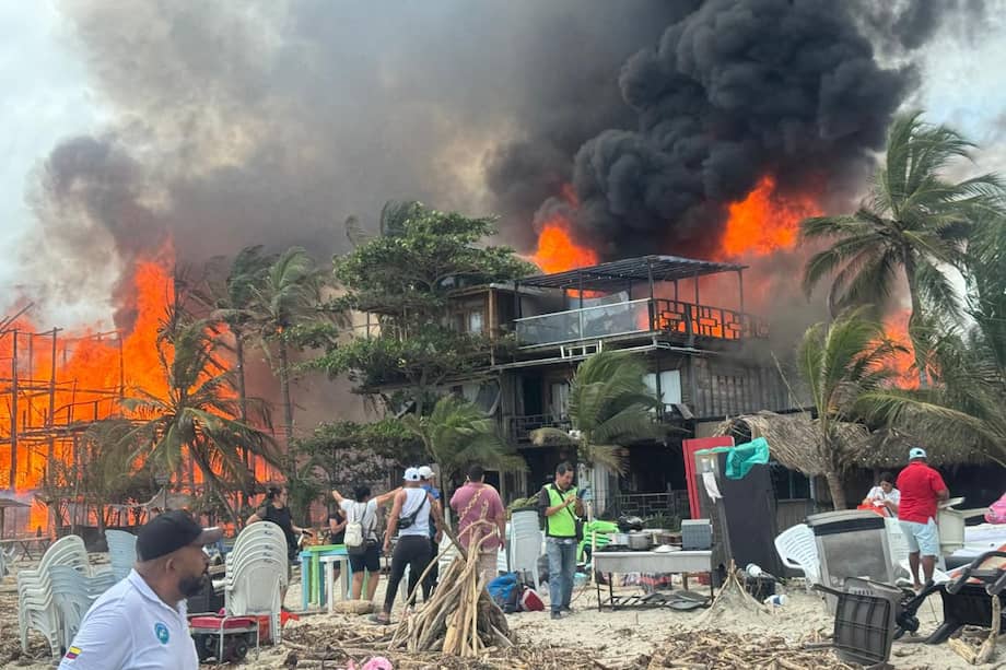 El Cuerpo de Bomberos Voluntarios de Santa Marta desplegó dos máquinas y 15 unidades para controlar el incendio en Mendihuaca
