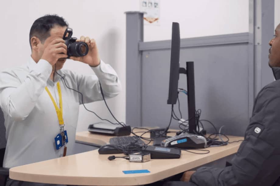 Se exonera del pago a aquellos colombianos que se encuentren en el país y pertenezcan al nivel 1 y 2 de SISBEN, que cumplan con condiciones de discapacidad, sean adultos mayores de 62 años, personas que deban salir del país por razones de salud, educativas o laborales, o que pertenezcan a delegaciones deportivas, culturales, artísticas, desarrollo científico o tecnológico.