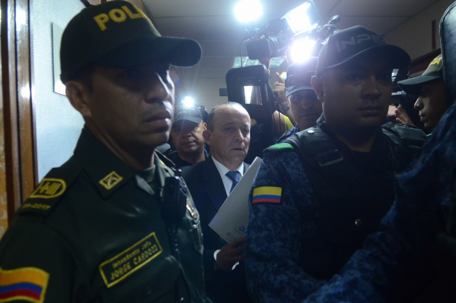 Santiago Uribe, mientras era trasladado por el Inpec hacia la primera audiencia de su juicio. / Foto: Luis Benavides