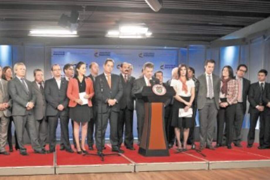 El presidente Juan Manuel Santos (centro) junto a representantes de los taxistas y de la compañía Uber. / Andrés Torres