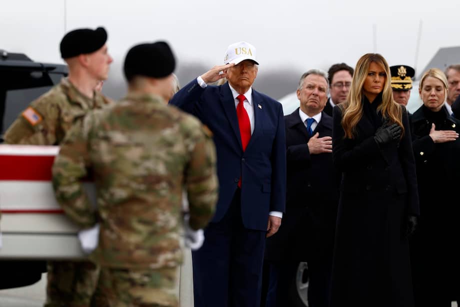 El presidente de Estados Unidos, Donald Trump (izq.), saluda junto a la primera dama, Melania Trump, mientras un equipo del Ejército estadounidense traslada a los soldados muertos tras los ataques a Irán.