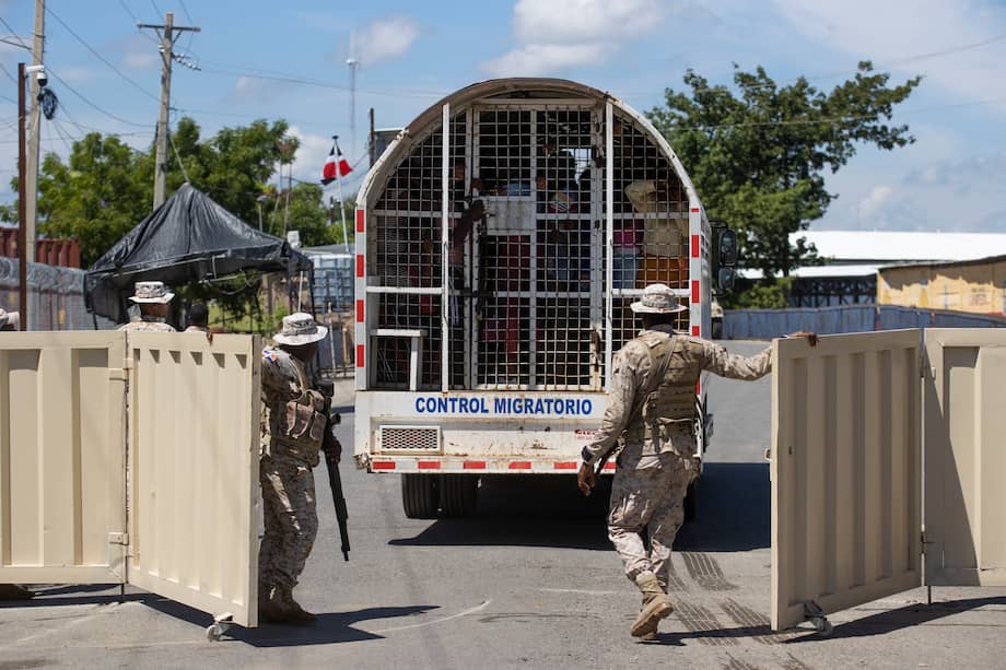 - Un camión de la Dirección General de Migración repleto de haitianos que serán deportados, llega a la frontera con Haití en Dajabón (República Dominicana).