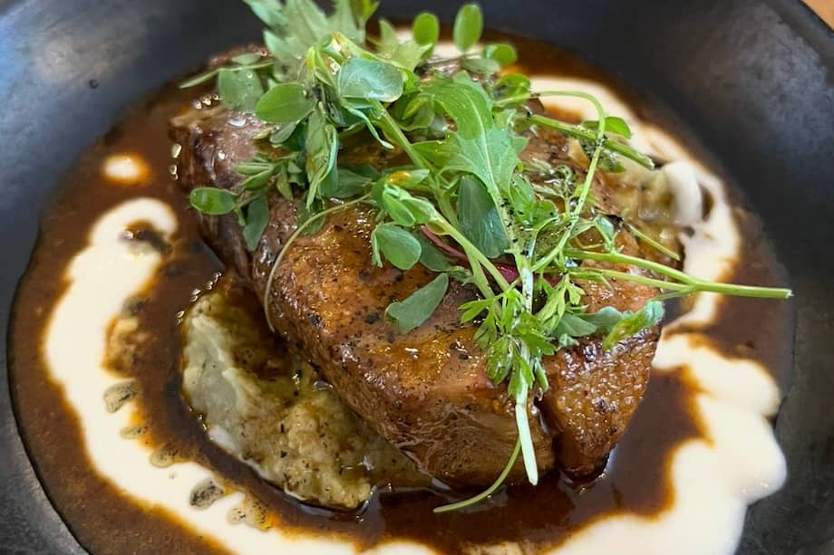 Incorrecto Cocina: lengua de novillo horneada, envuelta en hojas de plátano, puré de habas, salsa a base de sus jugos de cocción, vino tinto, suero costeño y aceite de musa.