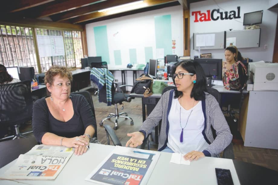 Los medios de comunicación, asediados por las medidas de censura de Maduro, se han trasladado a otras plataformas. / AP