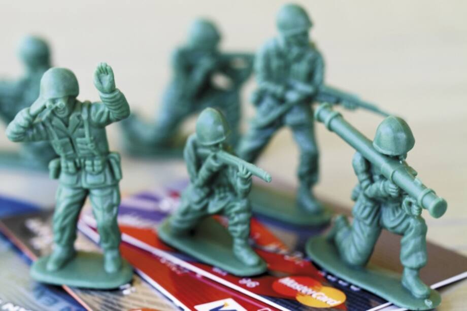 Soldados sobre tarjetas de crédito