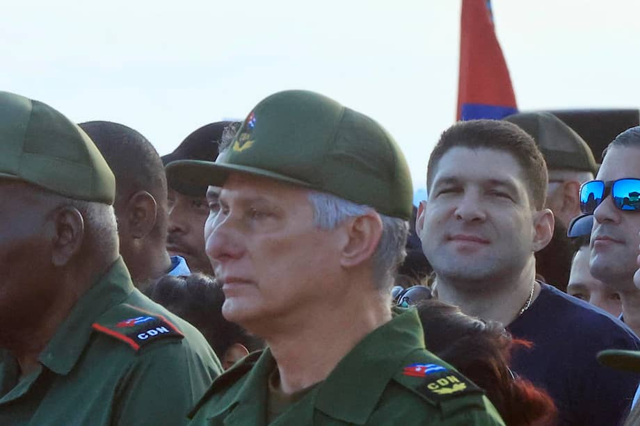 El presidente de Cuba, Miguel Diaz-CanelI (i), y Raul Guillermo Rodríguez Castro (atrás), nieto de Raúl Castro.