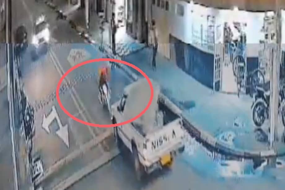 El motociclista iba por en contra vía antes de chocar contra el furgón.