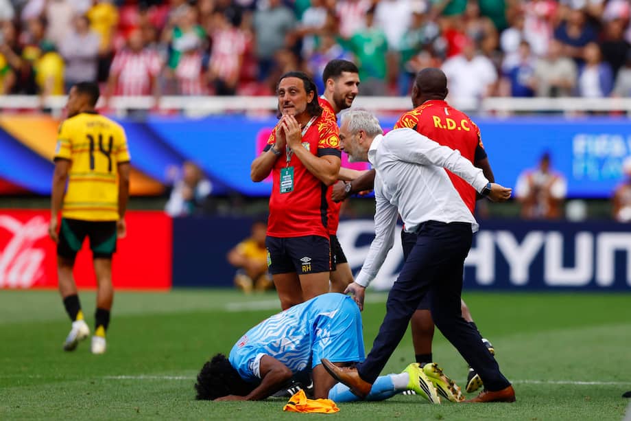 El seleccionador de la República Democrática del Congo, Sébastien Desabre(d), celebra la clasificación para la Copa Mundial de la FIFA 2026 al vencer a Jamaica en el Estadio Akron de Guadalajara, México.