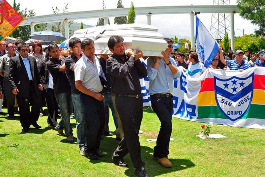 Familiares y amigos del adolescente boliviano Kevin Douglas Beltrán, quien perdió la vida en el partido San José-Corinthians, asisten a su entierro. / EFE