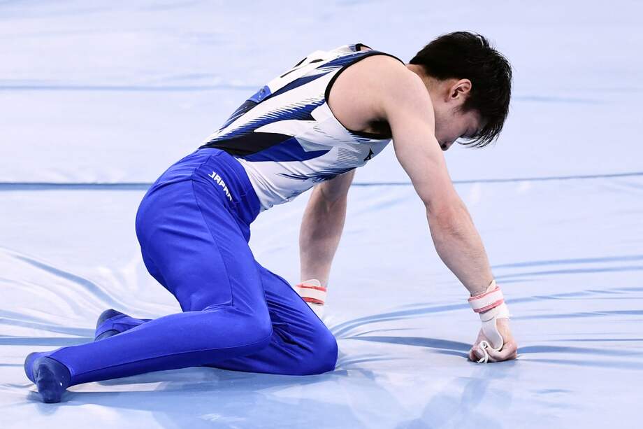 El gimnasta japonés luego de cometer el error que le costó clasificar a las finales.